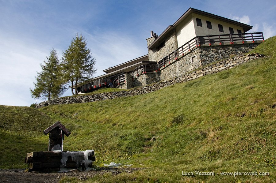 13- Fontana ghiacciata al rifugio Curò.jpg